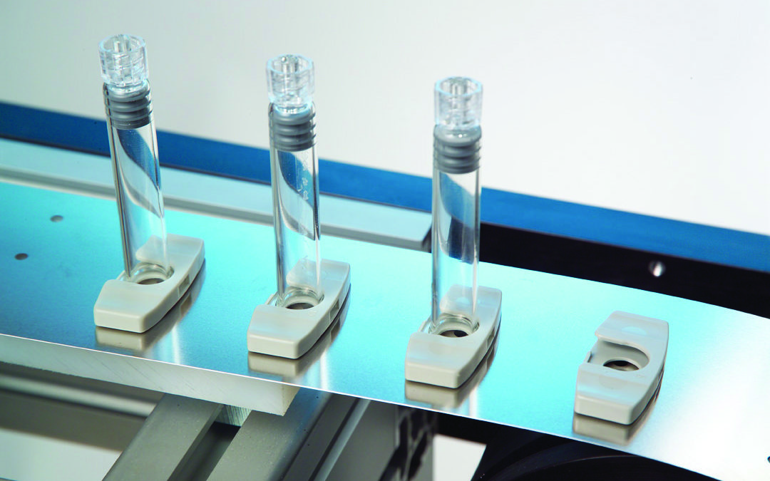 Proceso de producción automatizado de un fabricante de tubos médicos con cintas transportadoras metálicas verticales de Belt Technologies, Inc.